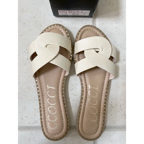 Woman’s Flip Flops - Picture 3 of 5